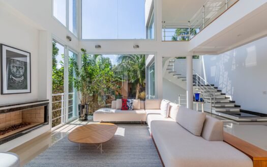 Casa Exclusiva em Condomínio Nobre  –  Integração Completa com a Natureza