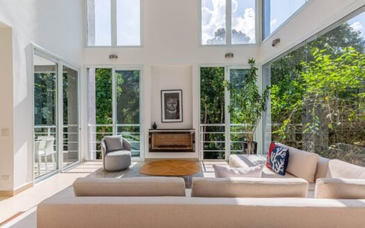 Casa Exclusiva em Condomínio Nobre  –  Integração Completa com a Natureza