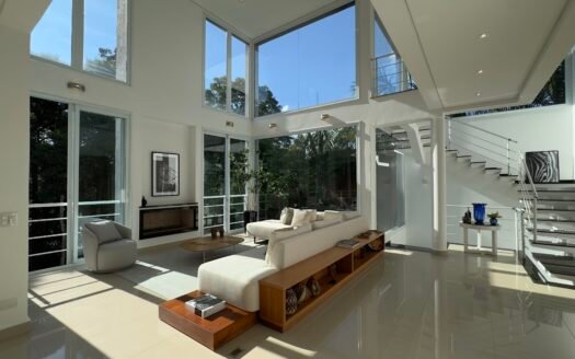 Casa Exclusiva em Condomínio Nobre  –  Integração Completa com a Natureza