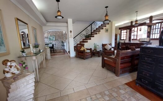 Propriedade com Duas Casas e Completa Estrutura de Lazer na Serra da Cantareira