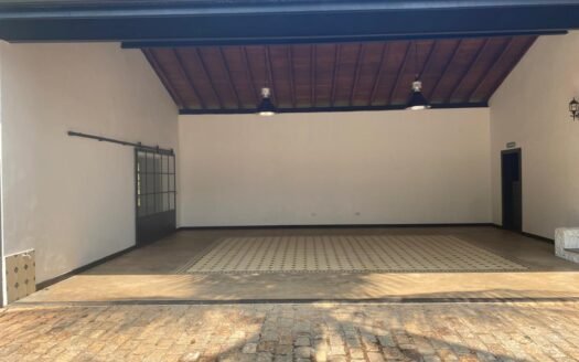 Ampla Propriedade com Infraestrutura Completa e Vista para a Natureza na Serra da Cantareira