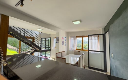 Duas Casas no Condomínio Alpes da Cantareira – Espaço, Conforto e Vista Deslumbrante!