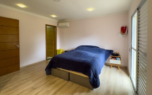 Sobrado em Condomínio Fechado na Serra da Cantareira – Terreno Amplo e Potencial para Lazer!