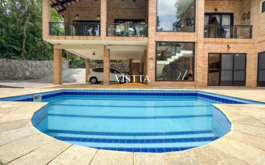 Elegância Rústica em Condomínio Fechado! – Um Refúgio para Viver Bem