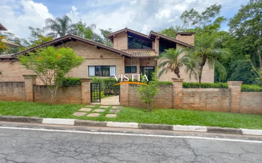 Elegância Rústica em Condomínio Fechado! – Um Refúgio para Viver Bem