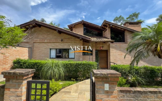 Elegância Rústica em Condomínio Fechado! – Um Refúgio para Viver Bem