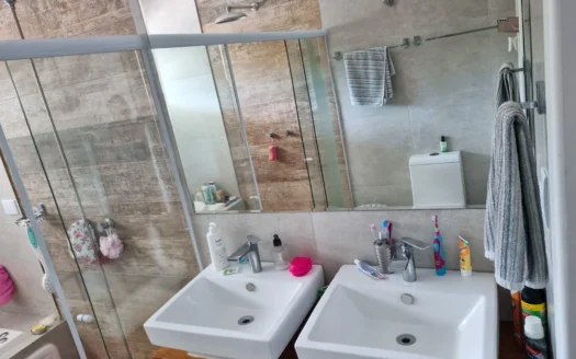 Duas Casas em Rua Sem Saída com Represa nos Fundos – Um Refúgio Privativo