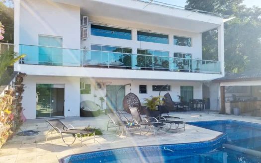 Duas Casas em Rua Sem Saída com Represa nos Fundos – Um Refúgio Privativo