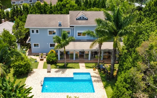 Casa com 300 m², 4 suítes, piscina e lazer completo no Suíça da Cantareira
