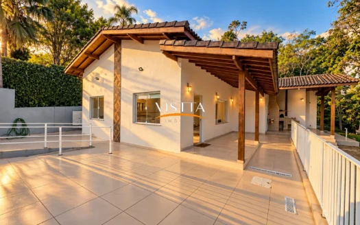 Casa nova de esquina com 2 suítes e terreno de 1.450 m² no Alpes da Cantareira