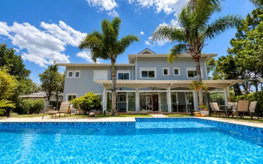Casa com 300 m², 4 suítes, piscina e lazer completo no Suíça da Cantareira