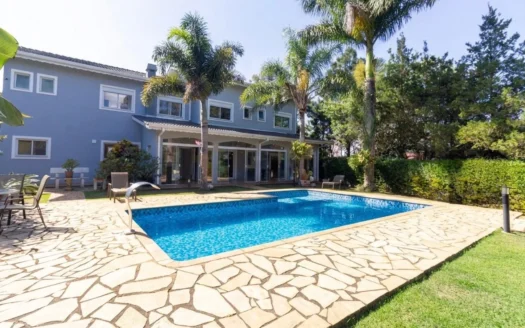 Casa com 300 m², 4 suítes, piscina e lazer completo no Suíça da Cantareira